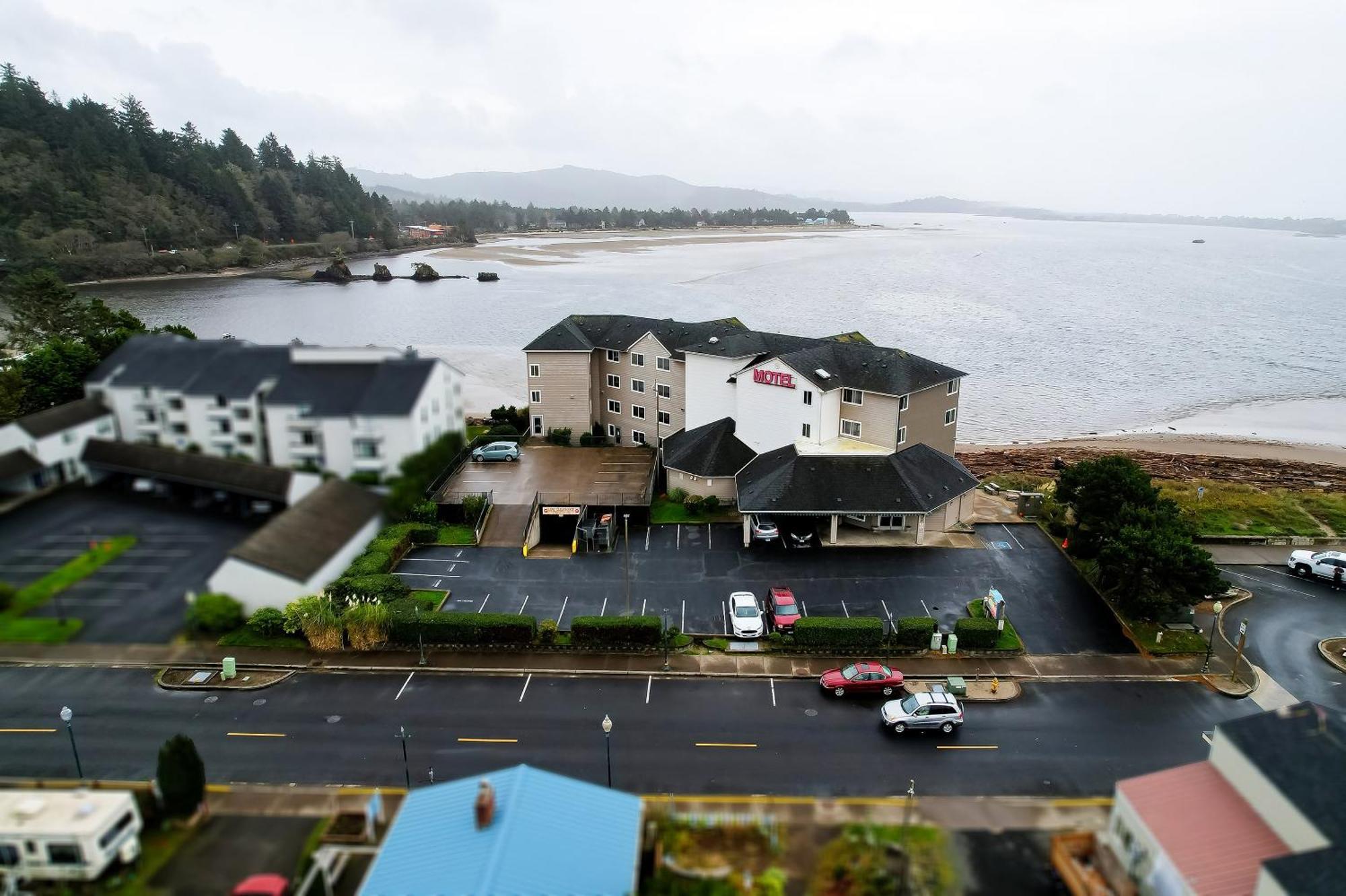 Siletz Bay Beachfront By Oyo Hotel 2*